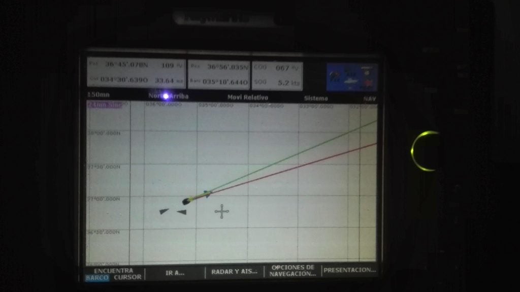 En la pantalla vemos otros dos buques en vuelta encontrada o a rumbo de colisión, que pasan cerca, nosotros somos la flecha.