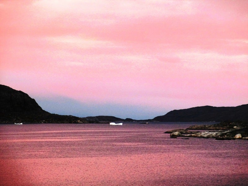 Llega otro iceberg a la bahía al atardecer