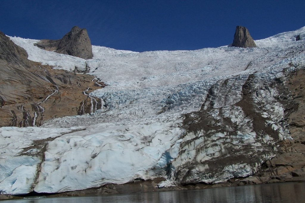 Vemos el pequeño hueco de un río subglaciar. Por seguridad el barco no debía acercarse a menos de 50 metros de la costa. Mediados de julio del año 2011.