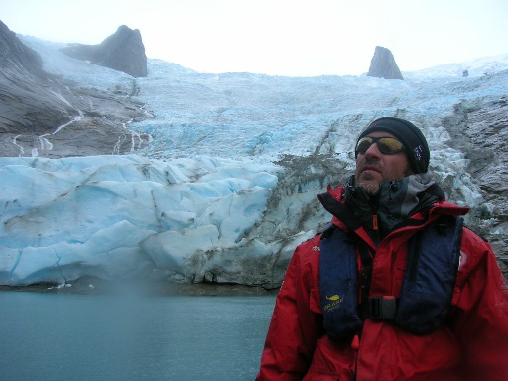 Finales de agosto, llueve en el fiordo, parece que la corriente glaciar no tira hielo al mar ¿está inmóvil? En realidad es que está “muerto”. Año 2011.