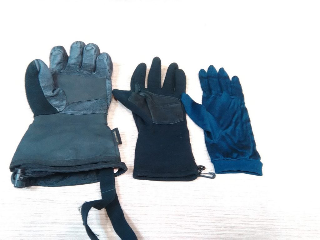 Mi opción en las manos, guante de seda fino, guante de tejido polar (power strecht) y guante de alpinismo con menbrana Goretex.