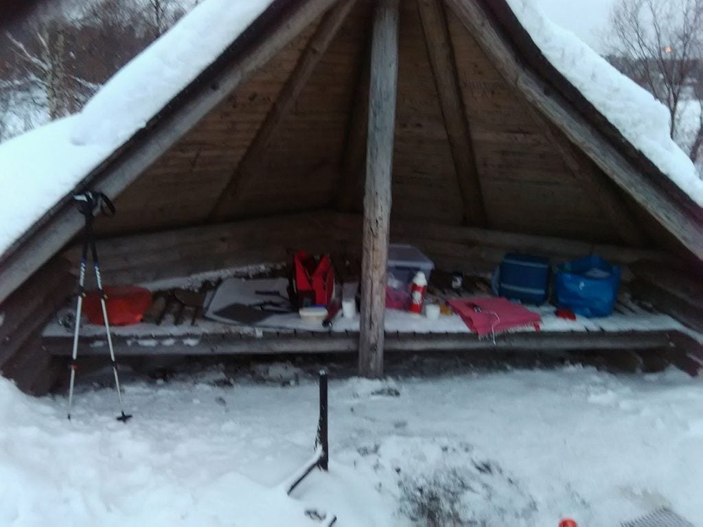 Mellavaara. Las cabañas finlandesas son como veís más un parapeto y una fogata en frente. Ya estamos en el río Kemi de nuevo.