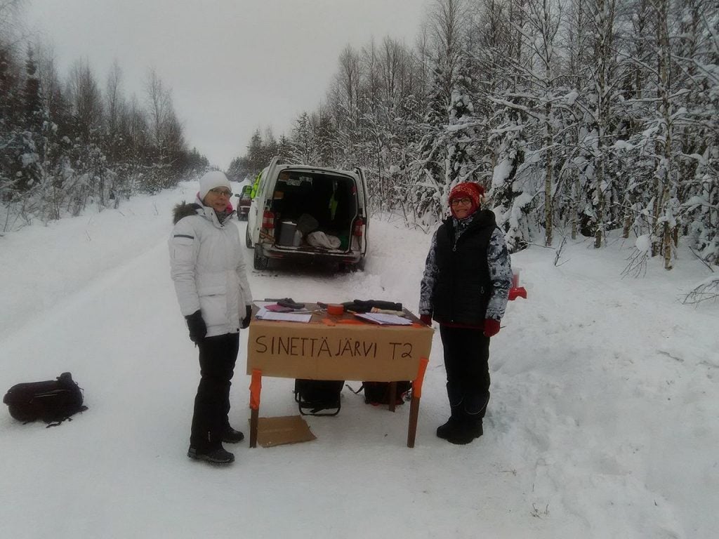 Sinettajarvi, la nieve blanda se ha hecho más pesada de andar, solamente hay un pequeño carril donde 