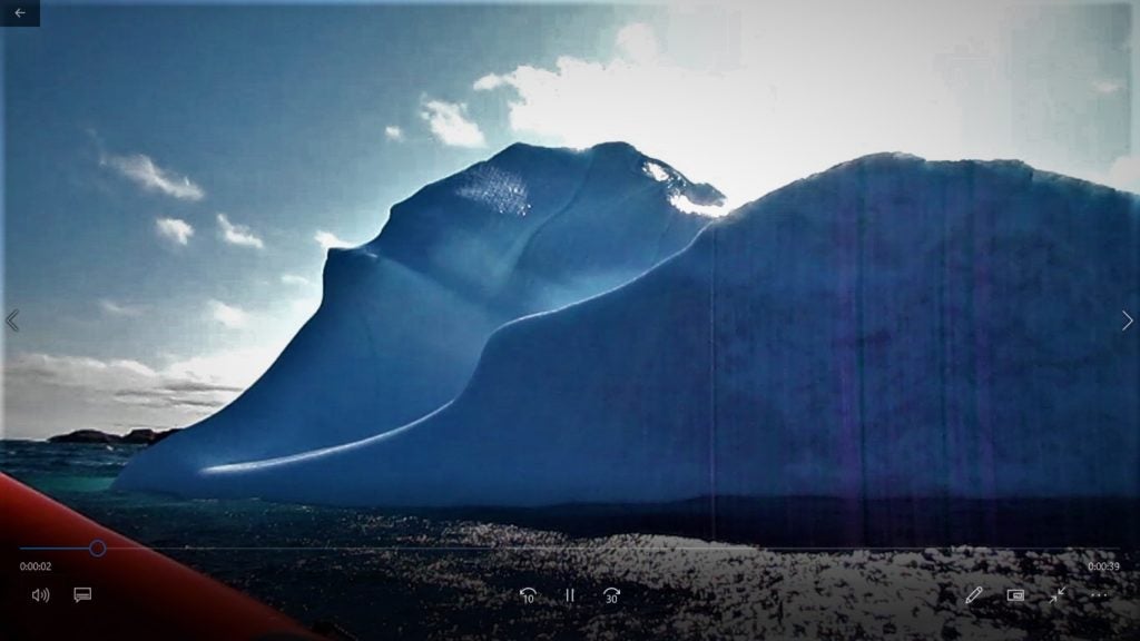 A la salida de los seguros canales nos aguardaban las moles de hielo.