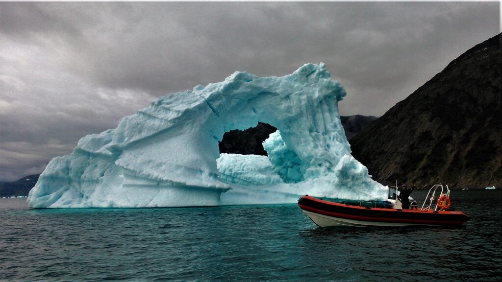 Gran hueco en un iceberg piramidal calving. ¿Cómo se formó ese gran hueco?