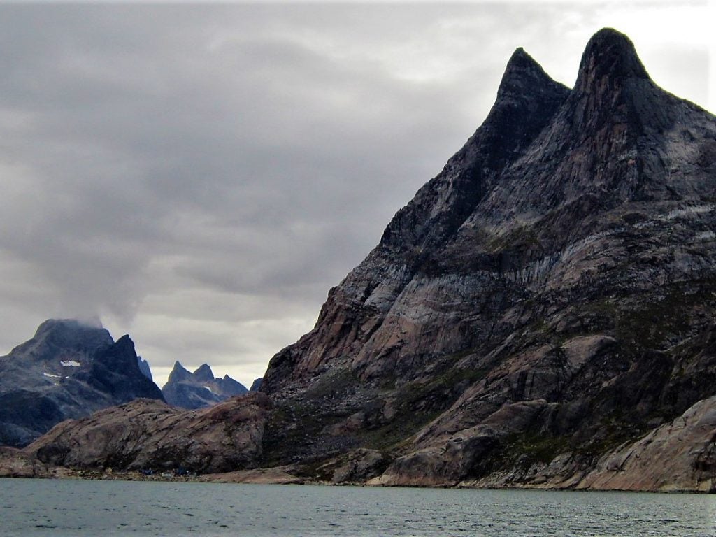 Año 2012. A las faldas de esa cumbre tan característica se encuentra la aldea más remota del Extremo Sur.
