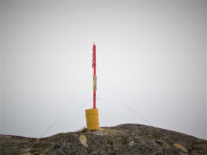 Pero !cuidado! esta marca nos avisa de que en la línea perpendicular del poste, hay en medio de la parte más estrecha del canal una gran roca sumergida a pocos centímetros del agua.