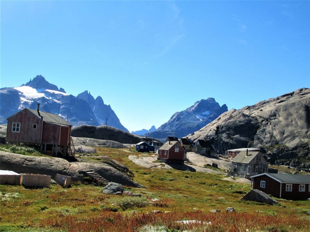 Aapilattoq poblado emplazdo en los límites de la costa Este groenlandesa y rodeado de enormes montañas