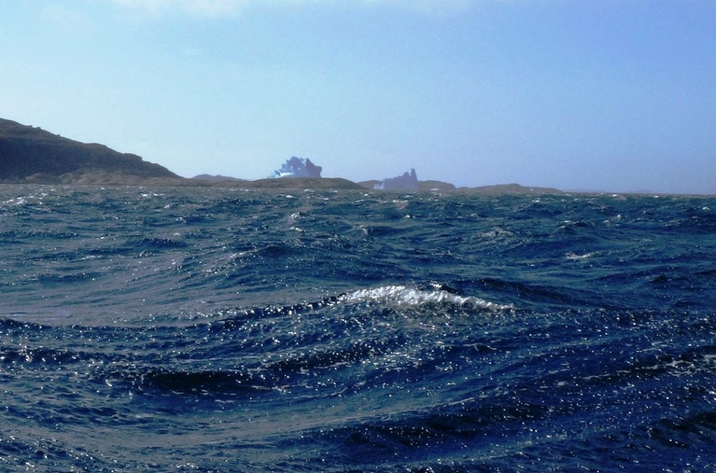 Dos grandes torres de hielo al fondo en medio de un vendaval de viento Fuerza 8