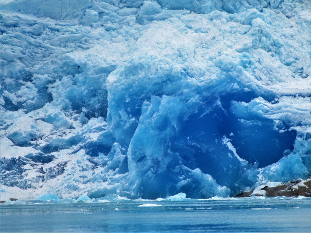 Color azul del frente glaciar