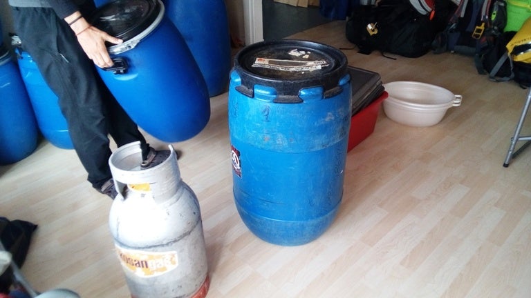 Comienza la temporada cuando llegamos a Nanortalik. Lo curioso es que nuestra empresa ya comenzó a mediados de junio, y porqué tan tarde aquí, se preguntarán algunos, la respuesta es simple...Sila, el diós del tiempo atmosférico.