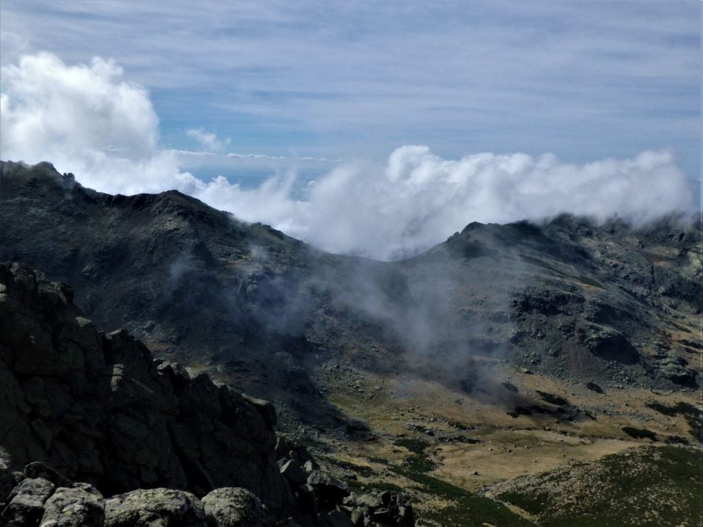 Portilla Jaranda, nubes densas se acercan procedentes del valle de la Vera