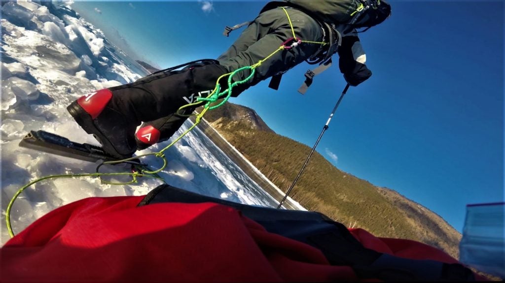 Detalle de cómo articula la puntera de la bota con el patín apoyado sobre el hielo.