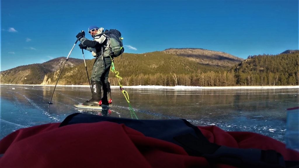 La gran longitud de los patines proporcionaba más estabilidad. En la foto se puede ver el detalle de la punta de la cuchilla, el chaflán de la punta es grande para rebasar muy bien las irregularidades del hielo.