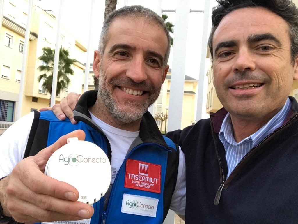 Toño de Agroconecta me hace entrega del sensor que va a ir registrando los datos de temperatura durante todo el viaje.