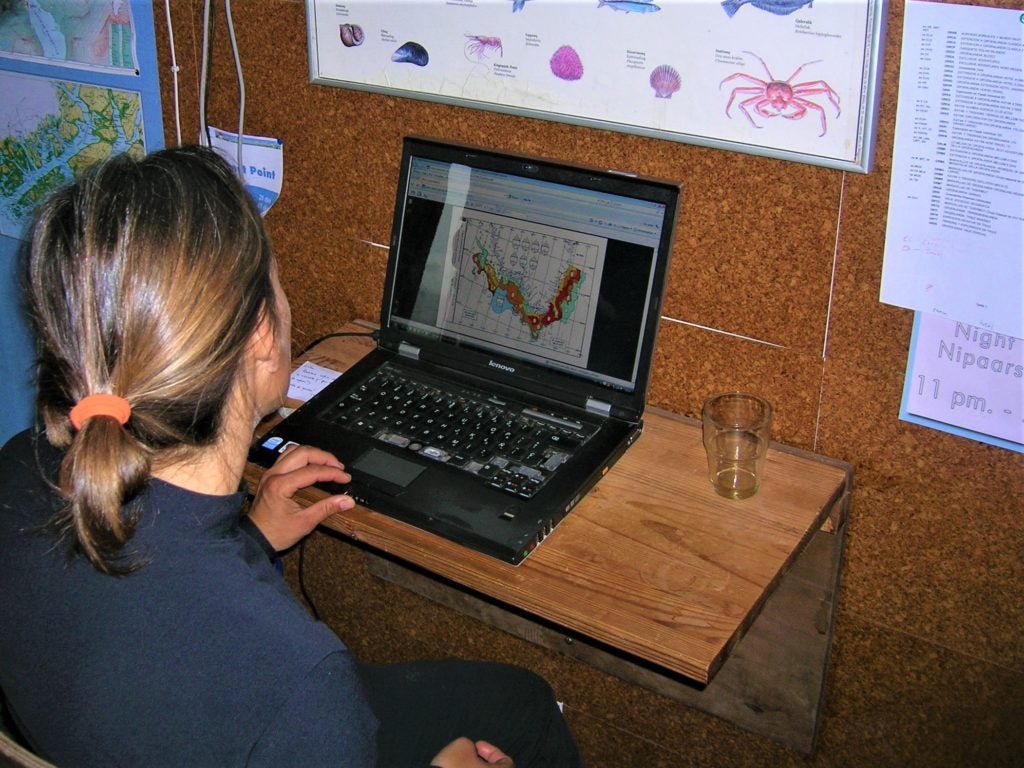 Programando la ruta.La superficie de color rojo indica que las aguas no son navegables porque hay hielo . 