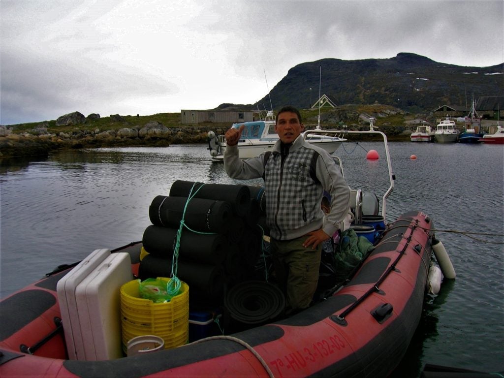 Jørgen nos indica que todo está listo para partir al fiordo de Tasermiut.