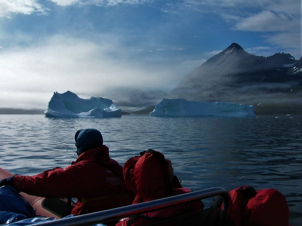 Grandes icebergs amenazan en medio de la niebla. Lo más peligroso es la estela de pequeños bloques de hielo que van desprendiendo en su deriva.