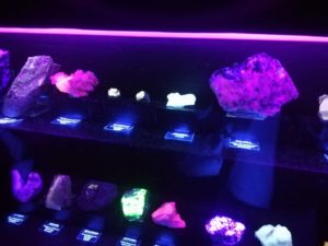 Minerales bajo la luz ultravioleta.