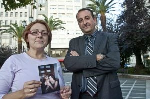 Paqui Ramos junto al abogado Carlos Franco, que consiguió la sentencia pionera.