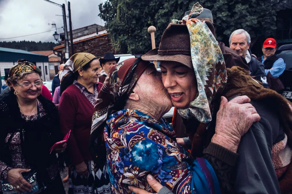 Los vecinos besan a la Chicharrona, en el convencimiento de que les traerá fortuna y condumio (Jorge Armestar) GALERIA DE FOTOS