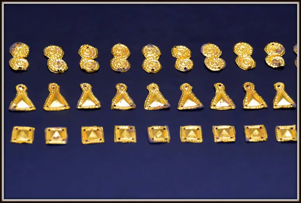 Algunas de las 124 piezas de oro aparecidas en las sepulturas (Jimber)