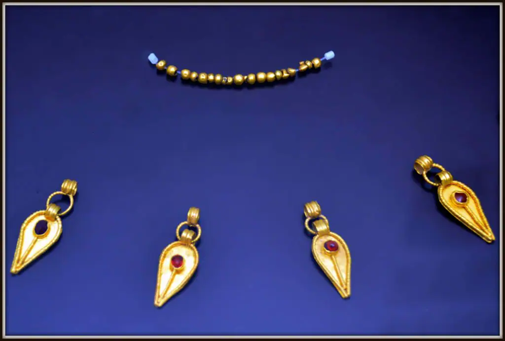 Algunas de las piezas del tesoro, pertenecientes a un collar de oro y granates. (Jimber)