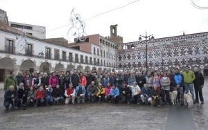 Foto de familia en la Plaza Alta de Badajoz. / J.V. ARNELAS