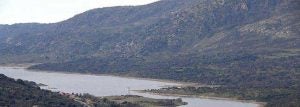 Ladera de la sierra de San Polo y embalse del Jerte, por donde discurre la cañería.