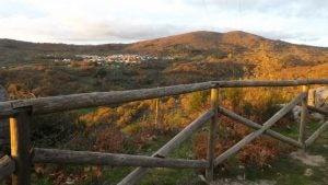 Vistas de Villamiel desde un mirador de Trevejo. / A.MURILLO