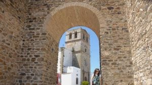 olivenza_muralla_iglesia-660x371