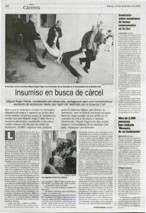 Artículo publicado el 19 de diciembre de 2000 en el diario HOY contando la protesta de los insumisos y de cómo consiguieron que llevaran a Miguel Ángel Felipe a la cárcel.