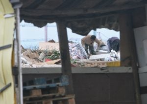 Este chatarrero es veterano en la escombera de Baldia, en Cáceres, donde acude casi todos los días desde hace años.