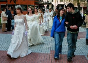 Desfile de novias silenciosas por Cáceres en protesta contra la violencia machista (8 de marzo de 2007).