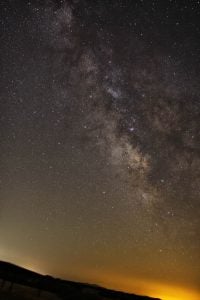 Imagen de la Vía Láctea con las luces de Mérida al fondo. La fotografía aún no es perfecta, pero va mejorando.