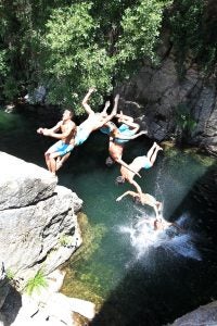 Salto al agua en la Gargantas de Cuartos, en la Vera.