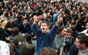 Manifestación de estudiantes en Cáceres contra la subida del precio del autobús, en el año 2000.