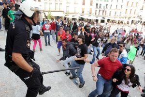 Un policía nacional impide el paso a varios estudiantes en la manifestación celebrada en Cáceres el 17 de octubre de 2012.