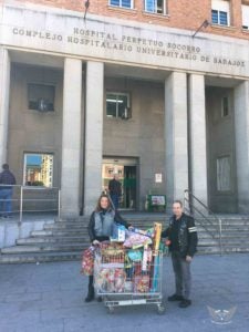 Algunos miembros de MDH en la puerta del Hospital Perpetuo Socorro