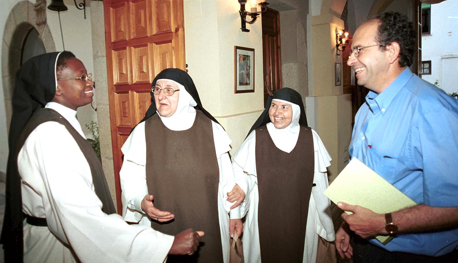2001 (2) Las monjas pro CIMOV y nace la plataforma 'El Campamento no