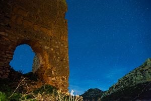 Puerta y sierra a la luz de las estrellas./ Víctor Gibello