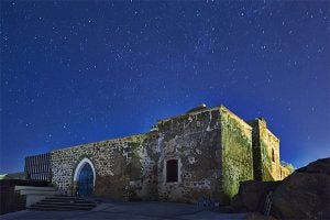 Imagen nocturna de San Juan Bautista./ Víctor Gibello