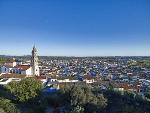 Vista de Burguillos del Cerro desde San Juan Bautista./ Víctor Gibello