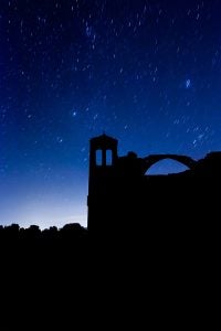 Silueta de la iglesia bajo cielo nocturno./ Víctor Gibello.