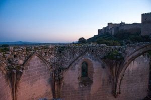 Vista de la alcazaba y el albacar desde la iglesia./ Víctor Gibello.