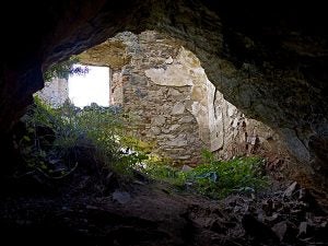 Acceso a cueva bajo iglesia (V. Gibello).