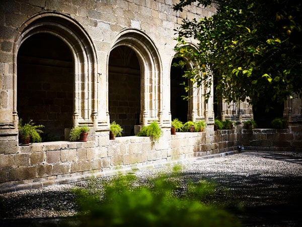 Arquerías planta baja del claustro./ Víctor Gibello.