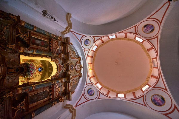 Cúpula en la cabecera y retablo./ Víctor Gibello