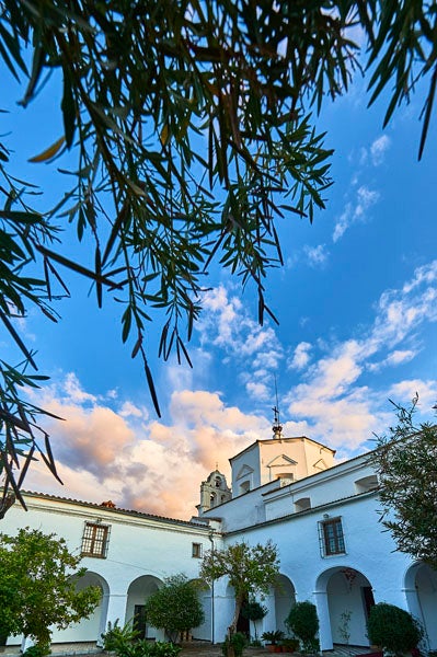 Iglesia vista desde el patio./ Víctor Gibello