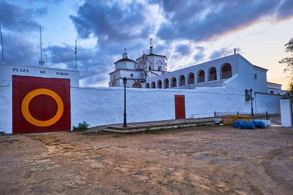 Plaza de toros y ermita./ Víctor Gibello